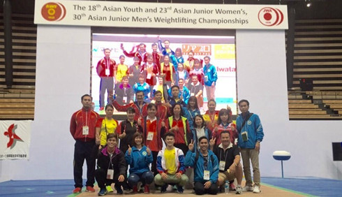 Vietnamese lifters win 17 titles at Asian champs