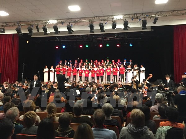 Art program of overseas Vietnamese in Paris