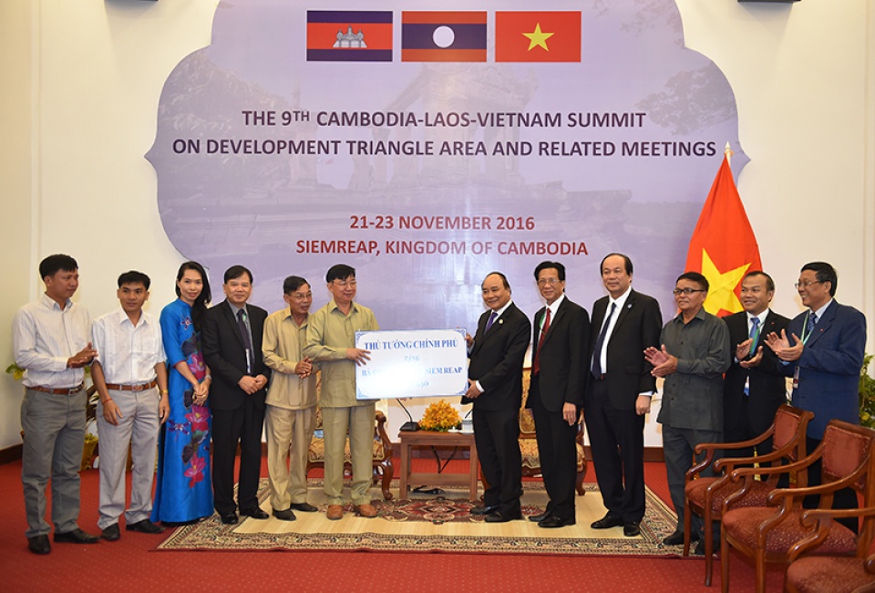 Five tons of rice presented to poor overseas Vietnamese in Cambodia