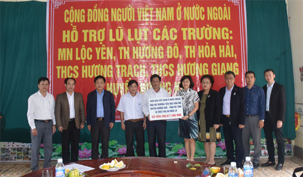 After flood VND1 5 billion presented to schools in Nghe An, Ha Tinh provinces