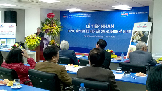 Receiving 10,000 documents and objects from Professor Ha Minh Duc