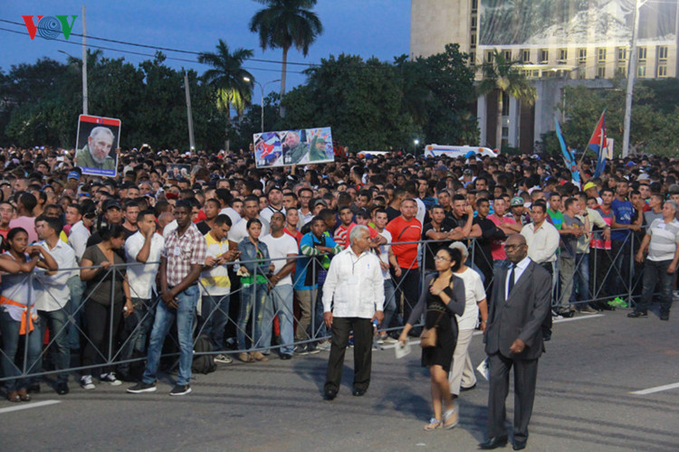Thousands line the streets to mourn Fidel Castro