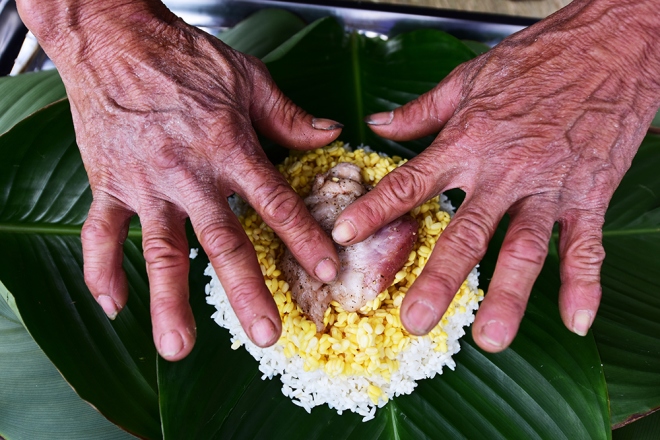 Hanoians make 1,000 sticky rice cakes for highlands children