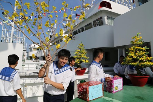 Spratly Islands soldiers welcome Tet