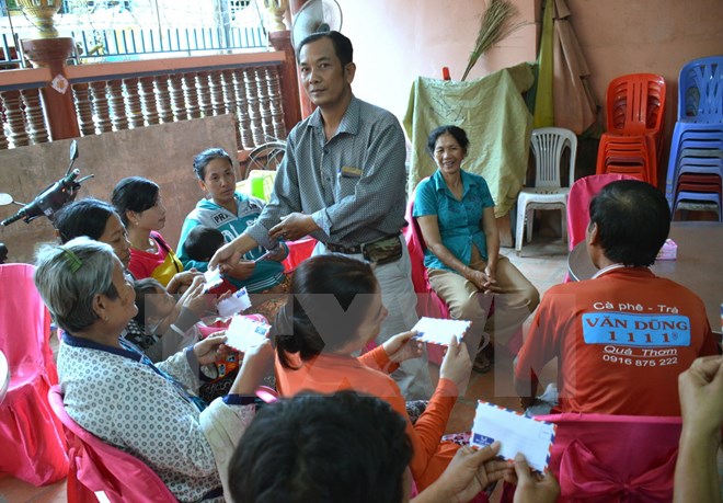 Vietnamese Embassy visits and presents gifts to poor overseas Vietnamese in Cambodia