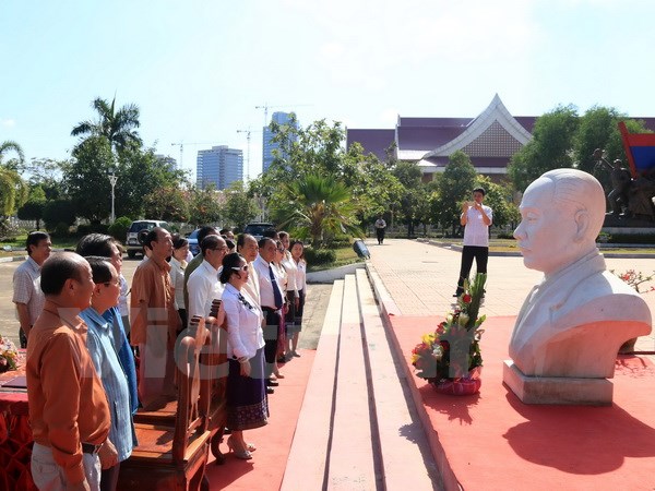 Vietnamese company donates bust of late Lao President