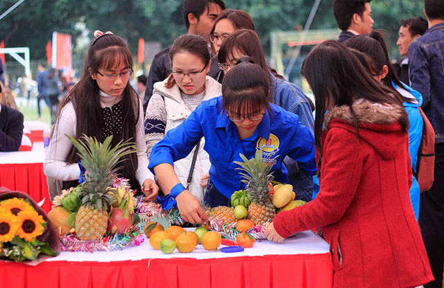 International students in Vietnam interested in Chung cake and folk games