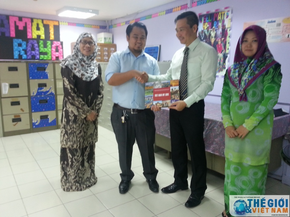 Vietnamese Embassy in Brunei presents books to National Library of Brunei