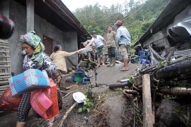 Indonesia 12 people killed in landslides
