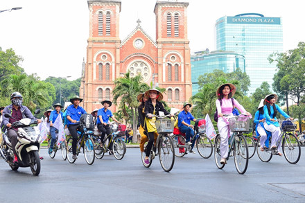 HCM City mobilizes civil servants and schoolgirls to wear Ao dai