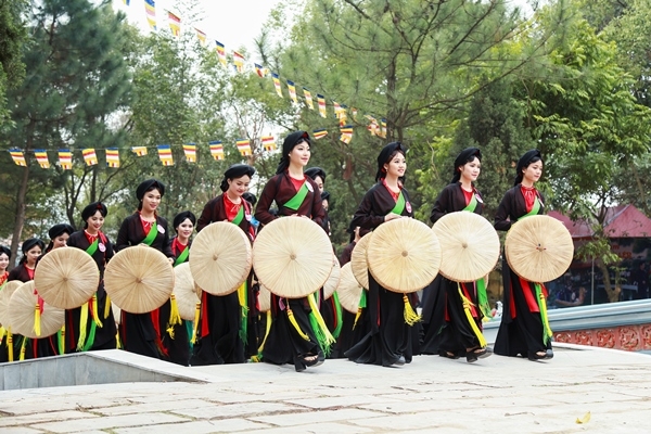 Kinh Bac beauty contestants at Lim festival