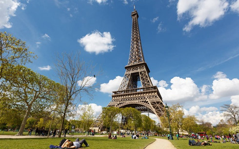 Paris to build 2 5-meter glass wall around Eiffel Tower