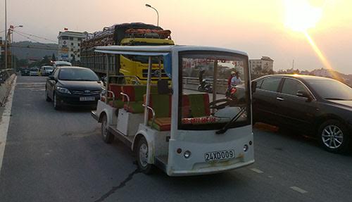 Lao Cai puts 36 more electric cars into use