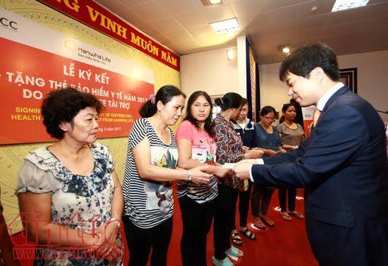 Tens of thousands of poor provided with medical insurance cards