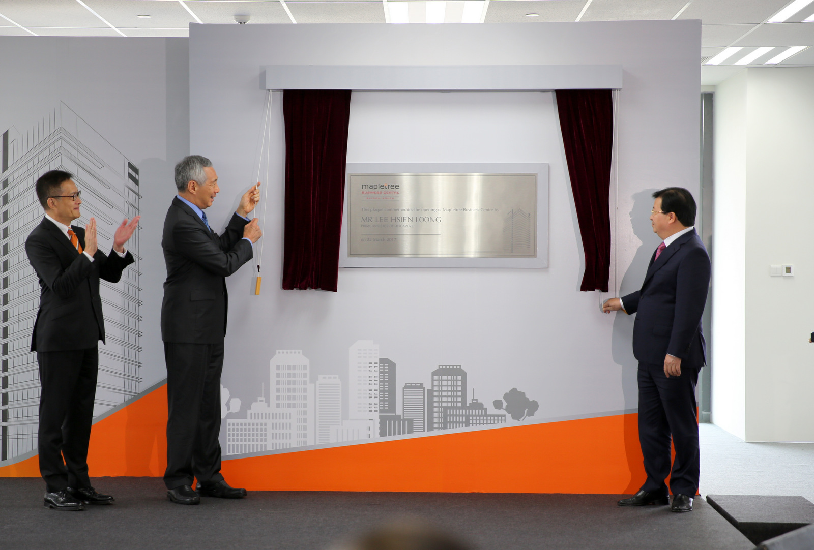 Vietnamese and Singaporean leaders inaugurate business centre