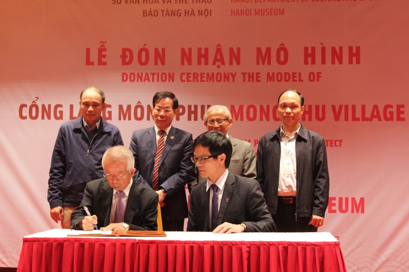 Japanese professor donates model of Mong Phu village gate to Hanoi Museum