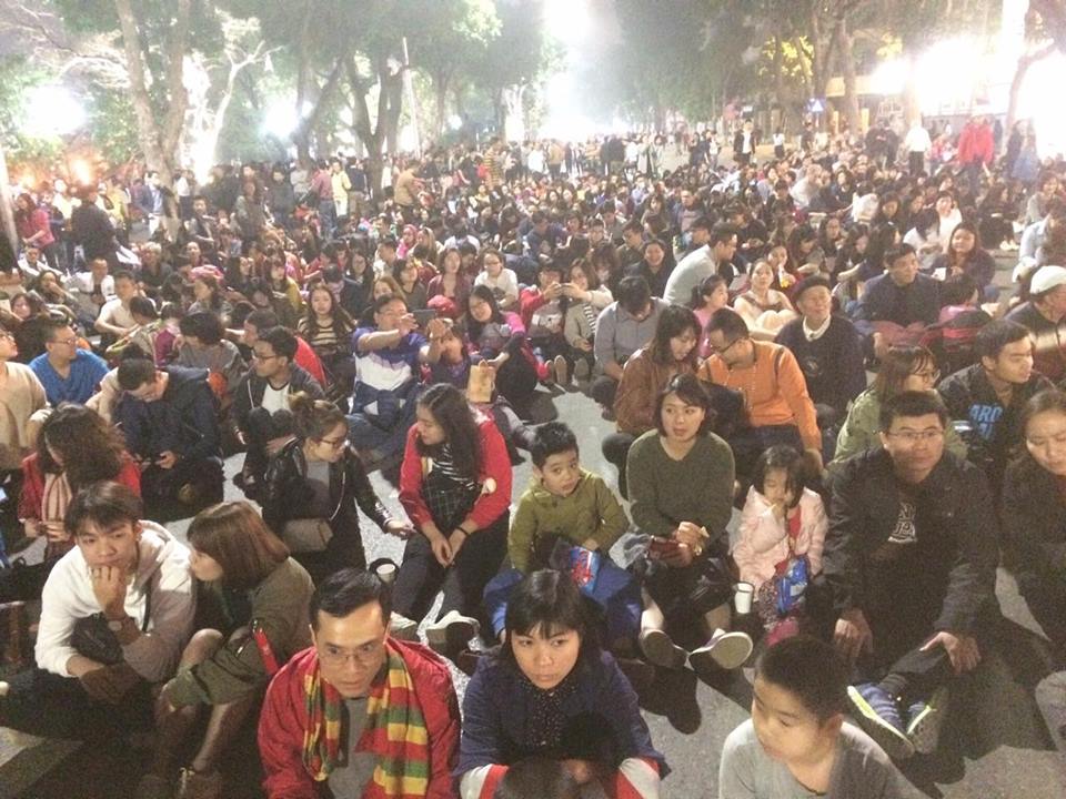 Hanoi’s pedestrian street crowded with concert-goers