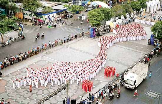 Over 3,000 beauties in Ao dai on Nguyen Hue pedestrian street