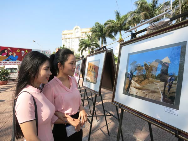 Photo exhibition on Buon Ma Thuot coffee and Central Highlands gongs