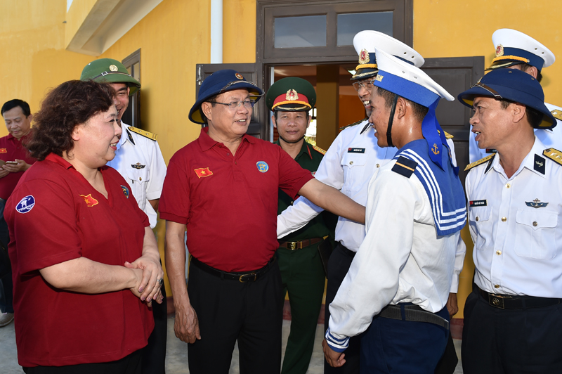 Hanoi delegation presents gifts to Spratly archipelago