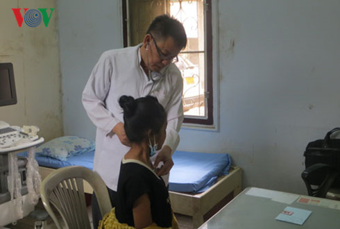 Overseas Vietnamese doctor concern with Vietnamese language