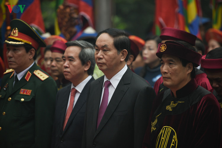 State President offers incense in tribute to Hung Kings