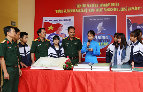 Exhibition on Hoang Sa and Truong Sa in Hoa Binh province