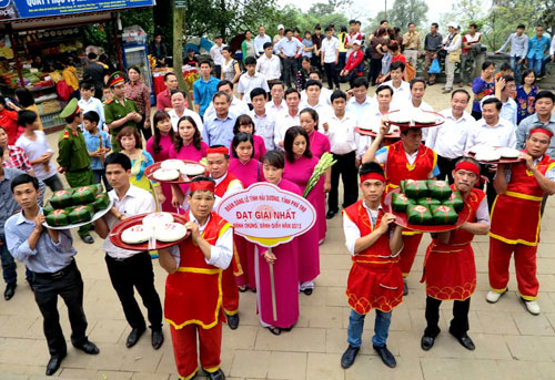 Traditional cakes offered to Hung Kings