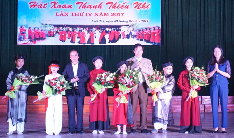 Xoan singing performance for teenagers in Viet Tri city