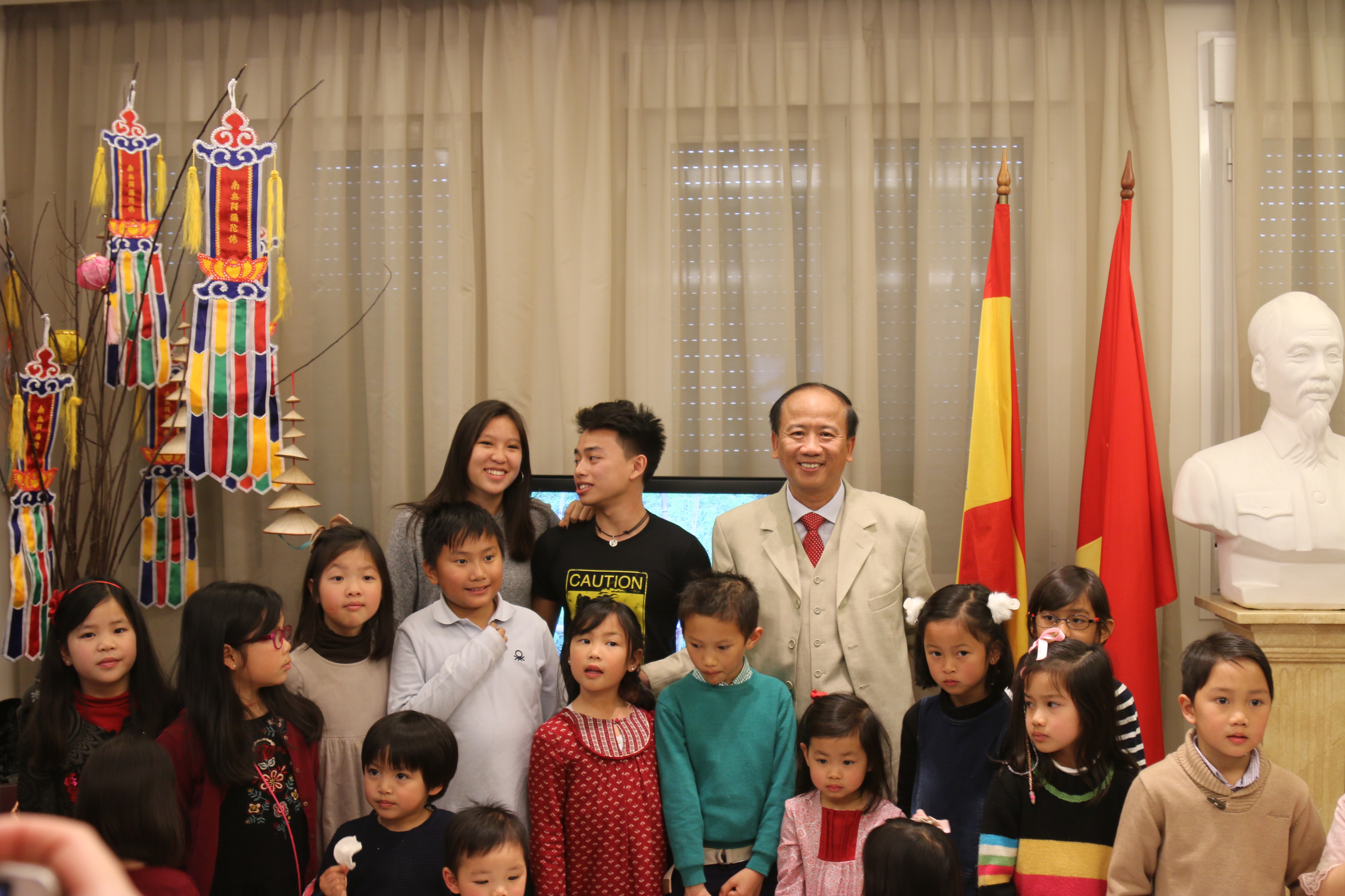 Friendly meeting with Spanish families adopting Vietnamese children