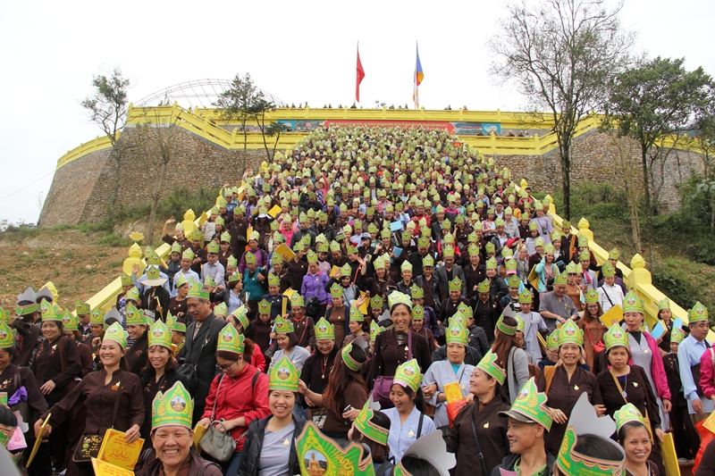 Quang Ninh announces 53 business establishments for tourists