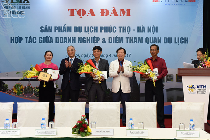 Eight Vietnam tourism representatives receive ASEAN award