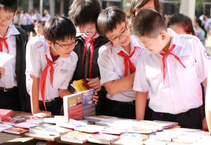 Primary pupils presented with 50,000 books