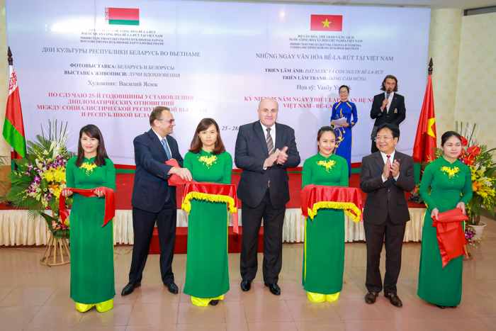 Photos and paintings of Belarus on display in Hanoi