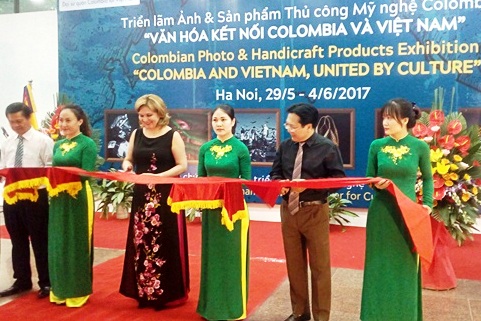 Colombian photo and handicraft products exhibition in Hanoi