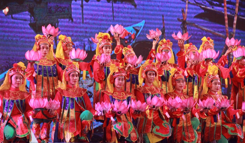 Uncle Ho with the community of Vietnamese ethnic groups