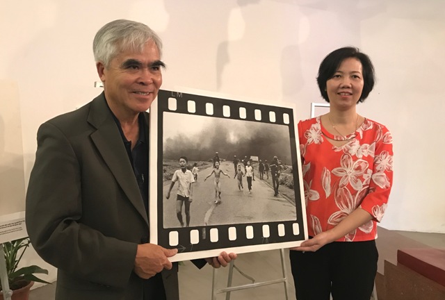 Artist Nick Ut presents “Napalm Girl” photo to Vietnamese Women’s Museum