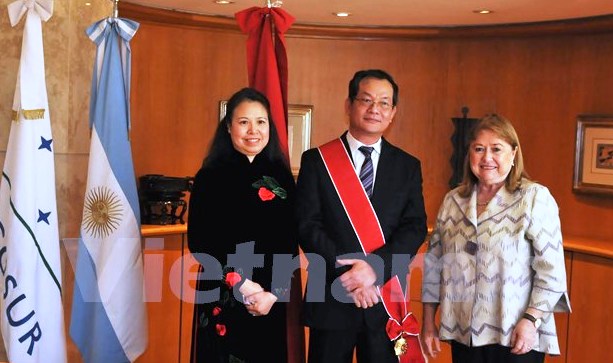 Argentina awards medal to Vietnamese Ambassador