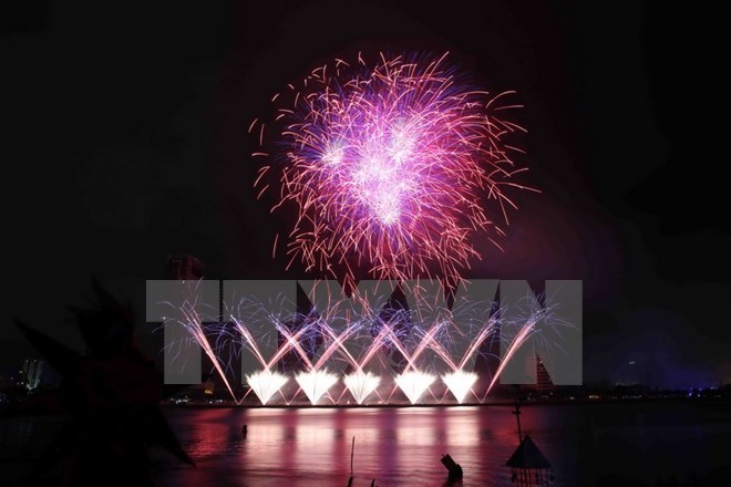 Da Nang shines on fireworks festival’s opening night