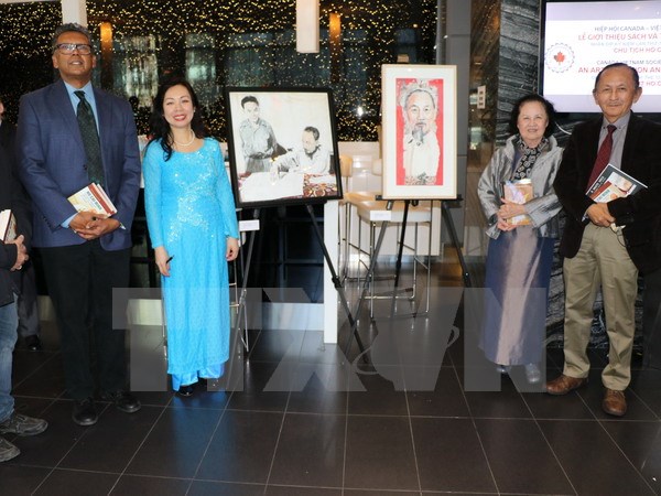 Paintings and books about President Ho Chi Minh introduced in Canada
