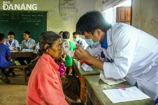 Vietnamese young people do voluntary work in Laos