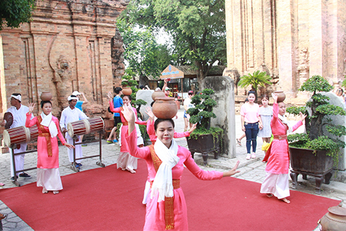 Over 1,000 ceramic products on display in Khanh Hoa province