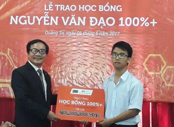Presenting scholarship to creator of robotic arm for the disabled
