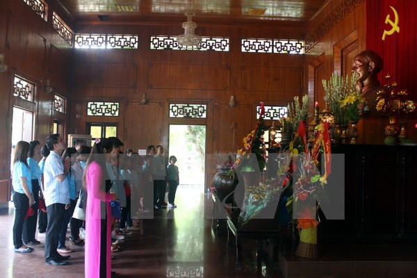 Overseas Vietnamese teachers, students in Laos visit Uncle Ho’s hometown