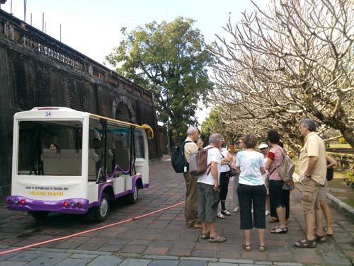 Informal dress forbidden in Hue monuments complex