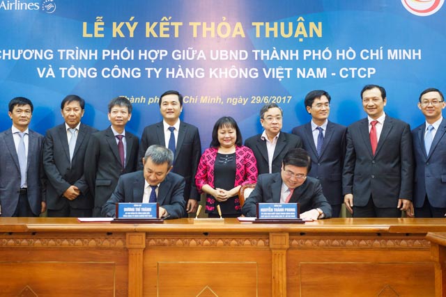 HCM city, Vietnam Airlines sign deal to develop tourism
