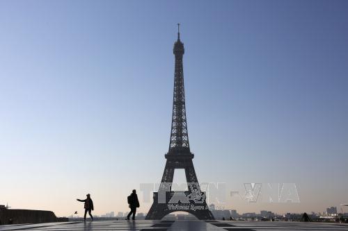 Eiffel Tower goes dark to honour London terror attack victims