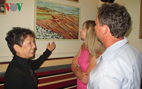 Vietnamese artist’s painting exhibition impresses Czech public
