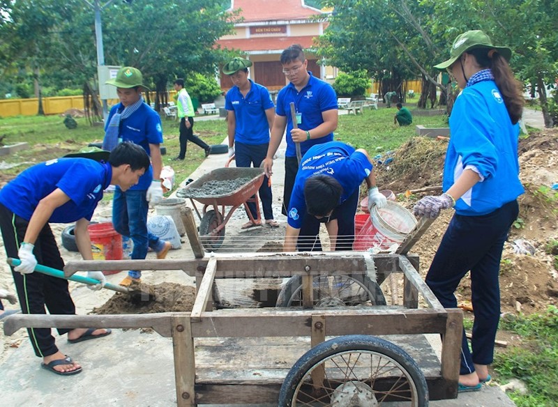 Ho Chi Minh city students at Tho Chu Island