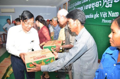 Vietnamese business gives presents to disadvantaged Cambodian residents